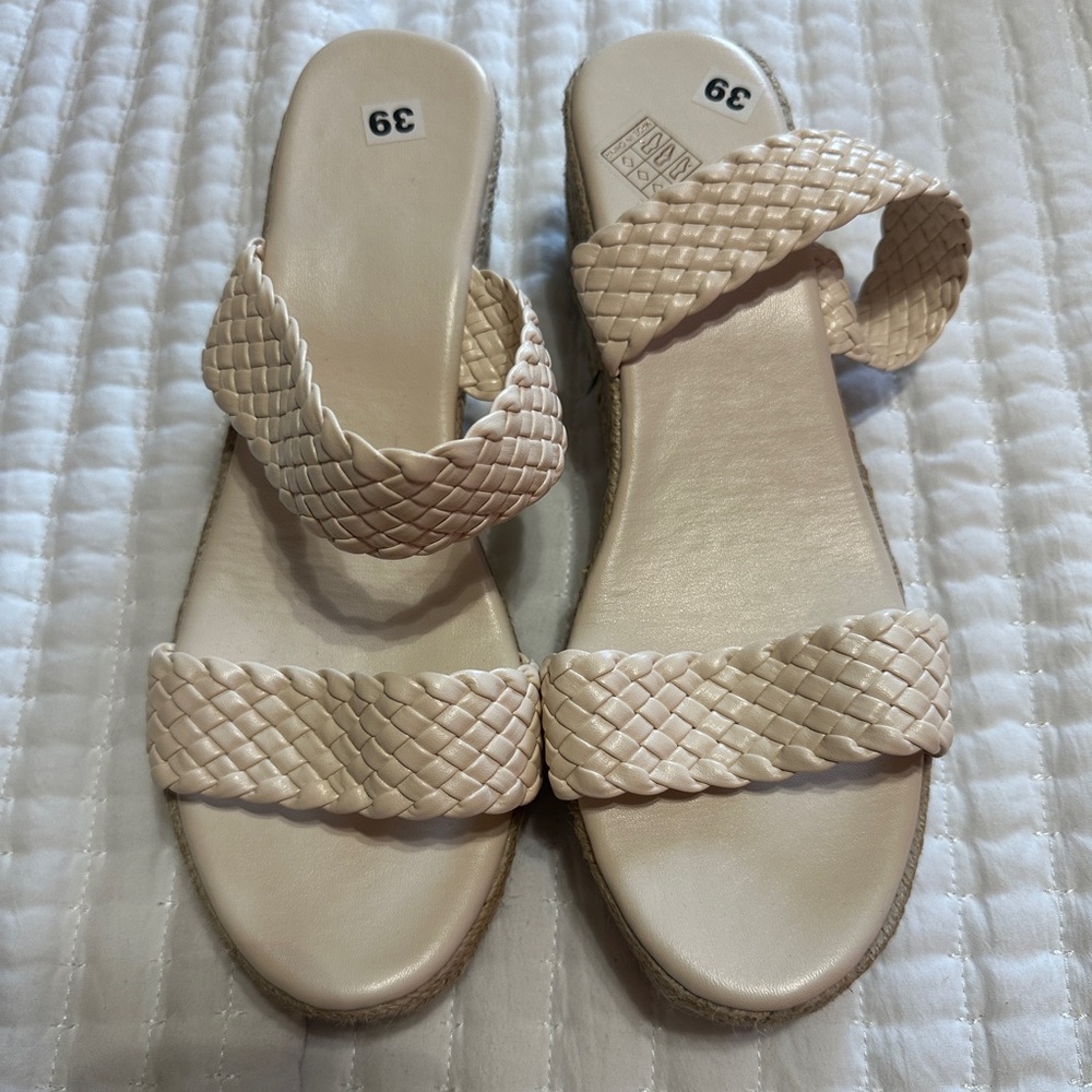 Woman’s wedges size 7.5